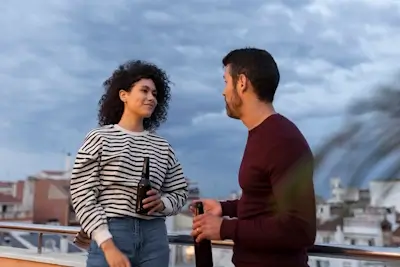 Descubre Qué papel juega el coqueteo en la vida de cada signo