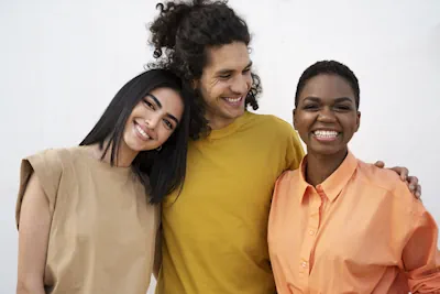 Signos que han perfeccionado el arte de ocultar su dolor tras una sonrisa pulida